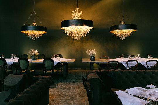 Fototapeta Set Table With Large Chandeliers