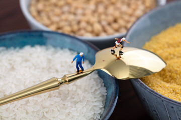 Skateboarding on spoons on various grains