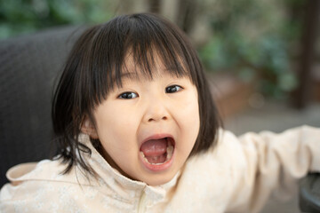 口を大きく開ける4歳の子供（育児・子育て・歯・虫歯）