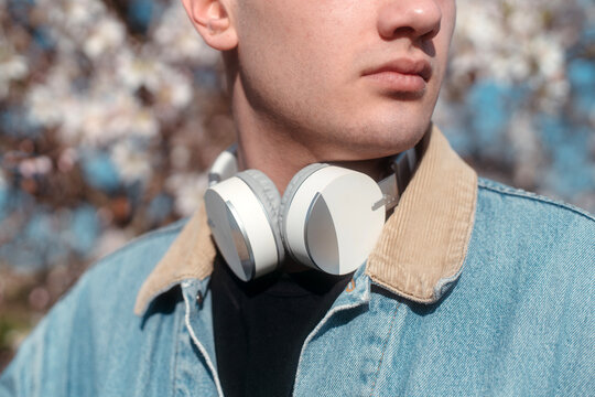 Man wearing wireless headphones