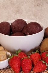 Açaí puro na tigela - acompanhado de morangos,castanhas,passoca,kiwi.