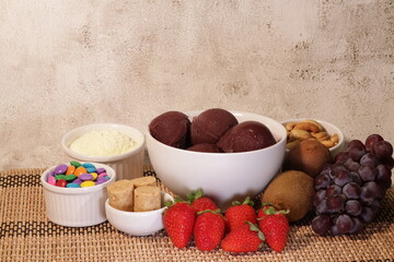 Açaí puro na tigela - acompanhado de morangos,castanhas,passoca,kiwi.