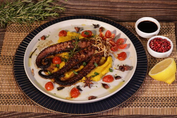 Polvo com purê de abobora e verduras