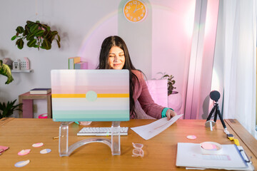 Promoter businesswoman working in modern office