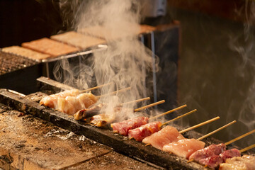 焼鳥を焼くシーン