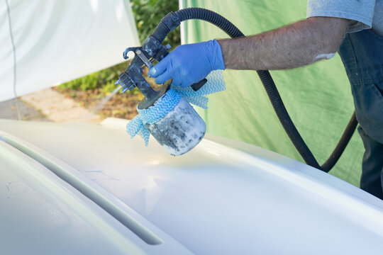 Preparing Sprayer to Paint Fibreglass Sailboat Hull
