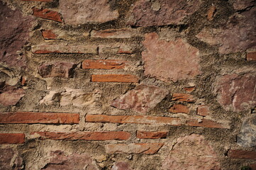 Antico muro costruito con mattoni e pietre