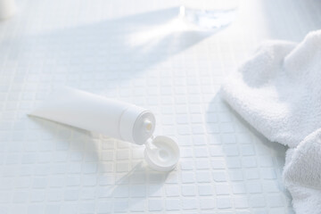 ボディクリーム・洗顔料などのチューブボトル。白背景のスキンケア美容イメージ。