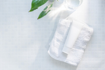 ボディクリーム・洗顔料などのチューブボトル。白背景のスキンケア美容イメージ。