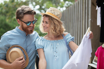 Obraz premium couple tourist walking in souvenir market