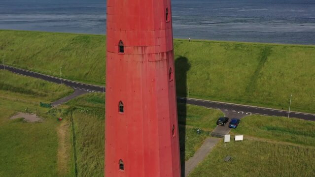 Drohnenaufnahme, Nahaufnahme, Drohnenflug vom Leuchtturm Huisduinen, genannt die lange Jaap mit der Nordsee im Hintergrund, Nieuw Den Helder, Huisduinen, Provinz Nordholland, Niederlande