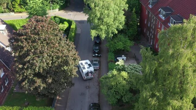 Drohnenaufnahme, Drohnenflug, ein Wohnmobil f&auml;hrt in Hamburg durch ein Wohngebiet, Norddeutschland, Hamburg, Deutschland