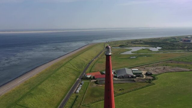 Drohnenaufnahme, Drohnenflug vom Leuchtturm Huisduinen, genannt die lange Jaap mit der Nordsee im Hintergrund, Nieuw Den Helder, Huisduinen, Provinz Nordholland, Niederlande