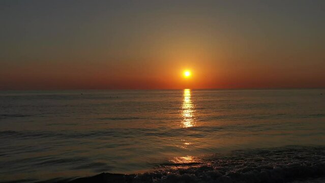 Drohnenaufnahme, Drohnenflug &uuml;ber den Strand, die Nordseek&uuml;ste und die Nordsee dem Sonnenuntergang entgegen, Julianadorp, Nordholland, Den Helder, Niederlande
