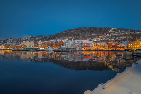 A winter evening by the lake in Bergen