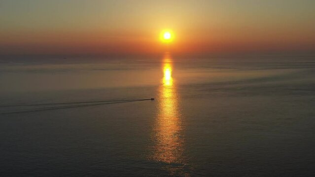Drohnenaufnahme, Drohnenflug &uuml;ber den Strand, die Nordseek&uuml;ste und die Nordsee dem Sonnenuntergang entgegen, Julianadorp, Nordholland, Den Helder, Niederlande