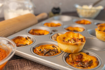 Pizza Muffins mit Mozzarella und Tomatensauce