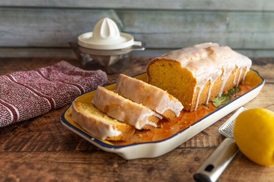 Saftiger Zitronenkuchen frisch mit Zitronen