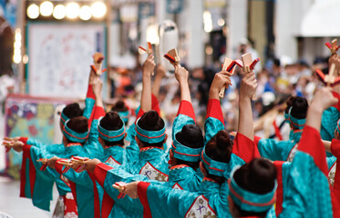 大規模なダンスのお祭り、高知県のよさこい祭り
