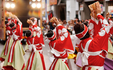 大規模なダンスのお祭り、高知県のよさこい祭り
