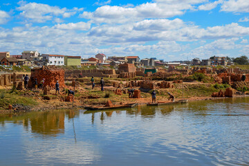 Fototapeta na wymiar Briqueterie dans les environs d'Antananarivo à Madagascar