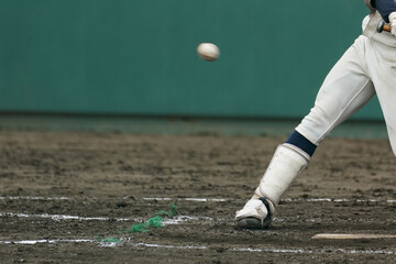 野球の試合中にピッチャーの投げた球を打つ瞬間のバッター - obrazy, fototapety, plakaty