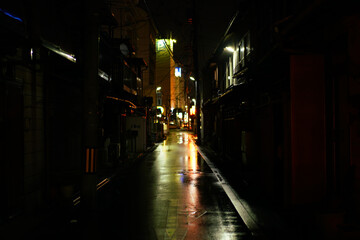 雨上がりの夜の市街地の路地
