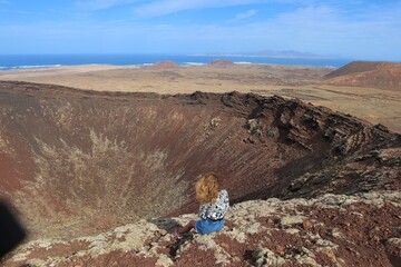 Kobieta na skraju
krateru wulkanu, Fuerteventura