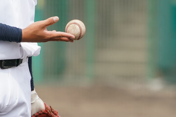 野球の試合前のシートノック中にボールをグローブに投げ入れる選手の手元