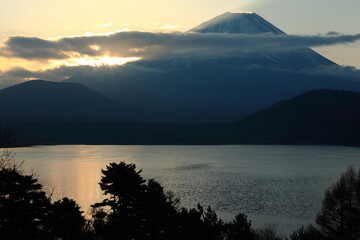 本栖湖からの富士山の日の出
