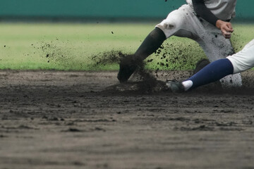 野球の試合中に盗塁を試みた走者にタッチしてダブルプレーを狙う野手 - obrazy, fototapety, plakaty