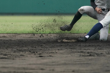 野球の試合中に盗塁を試みた走者にタッチしてダブルプレーを狙う野手 - obrazy, fototapety, plakaty