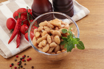Whinte canned kidney beans in the bowl