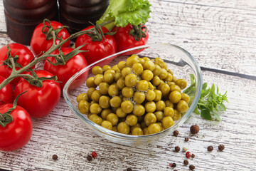 Canned sweet green peas conserve