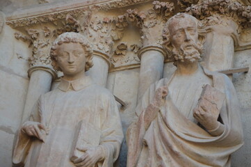Fototapeta na wymiar sculptures sur la cathédrale de Reims