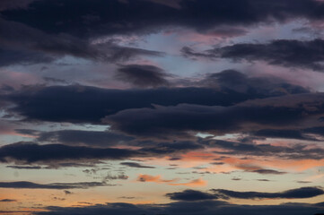 Nuvole di cielo minaccioso sul mare al tramonto.