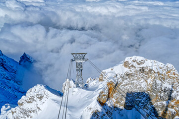 Ansicht der Seilbahn-Linie und Stütze auf der Zugspitze in den Alpen