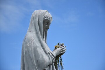 Statue au sommet d'une montagne