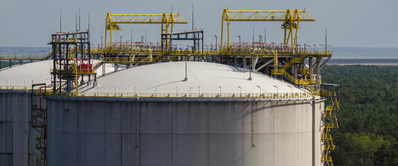 LNG TERMINAL - Storage tanks and industrial infrastructure for regasification