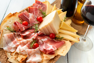 Vassoio con assortimento di salumi e formaggi sardi 