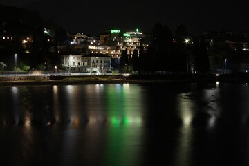 Fototapeta na wymiar luce verde riflessa nel lago