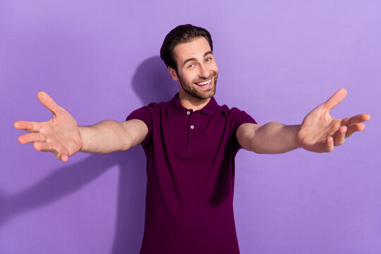 Photo of charming good mood boyfriend open hands to hug his girlfriend first date isolated on violet color background