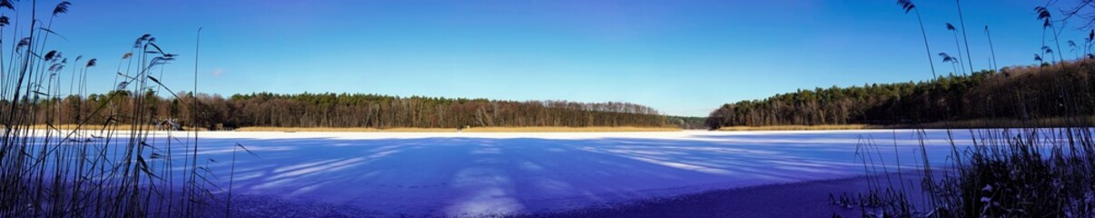 vereister D&ouml;llnsee im Winter, Brandenburg, Deutschland 