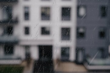 Padający za oknem deszcz - obrazy, fototapety, plakaty
