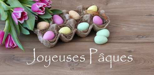 Tulipes et oeufs de Pâques avec le texte Joyeuses Pâques.