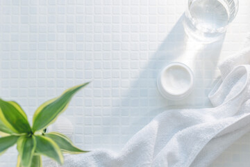 保湿クリームのジャー・テクスチャー。白背景のスキンケア美容イメージ。