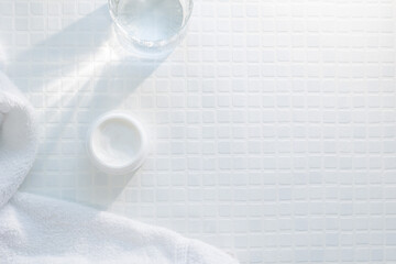 保湿クリームのジャー・テクスチャー。白背景のスキンケア美容イメージ。