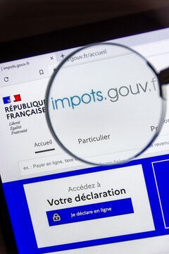 Clamart, France, 8 avril 2022: D&eacute;tail du site internet gouvernemental fran&ccedil;ais "impots.gouv.fr" permettant d'effectuer sa d&eacute;claration de revenus et de calculer ses imp&ocirc;ts en ligne