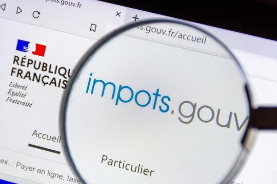 Clamart, France, 8 avril 2022: D&eacute;tail du site internet gouvernemental fran&ccedil;ais "impots.gouv.fr" permettant d'effectuer sa d&eacute;claration de revenus et de calculer ses imp&ocirc;ts en ligne