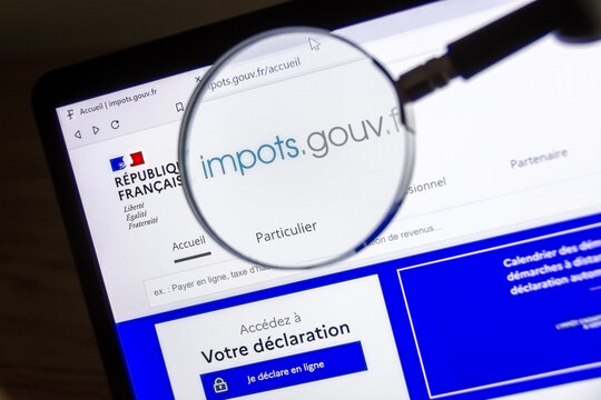 Clamart, France, 8 avril 2022: D&eacute;tail de la homepage du site internet gouvernemental fran&ccedil;ais "impots.gouv.fr" permettant d'effectuer sa d&eacute;claration de revenus et de calculer ses imp&ocirc;ts en ligne